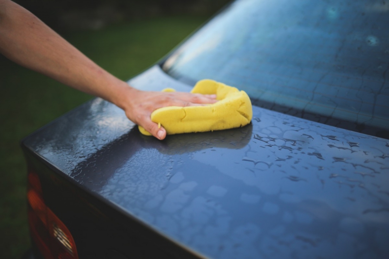 carrosserie-ROQUEBILLIERE-min_cleaning_washing_carwash_sponge_car_auto_hand_man-722705